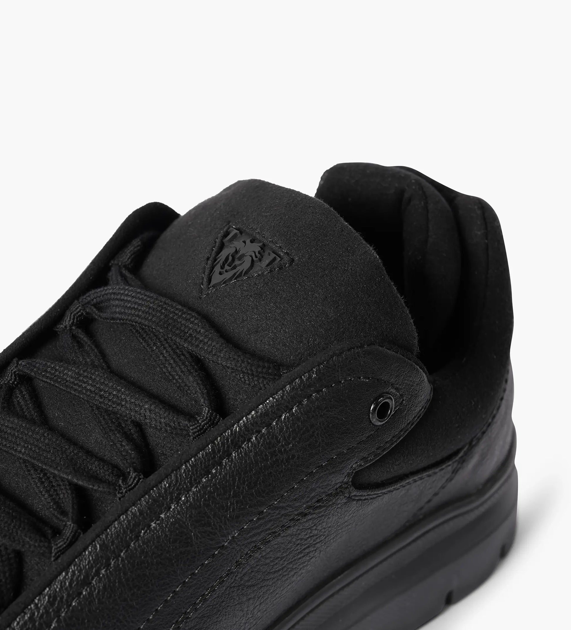 black mens low top sneakers 