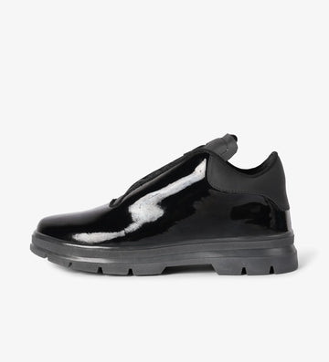 Black men low top sneaker